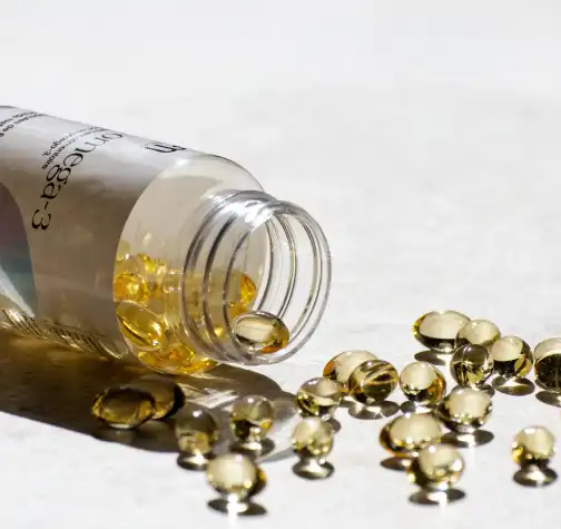 Compléments alimentaires BeMum tenus dans les mains