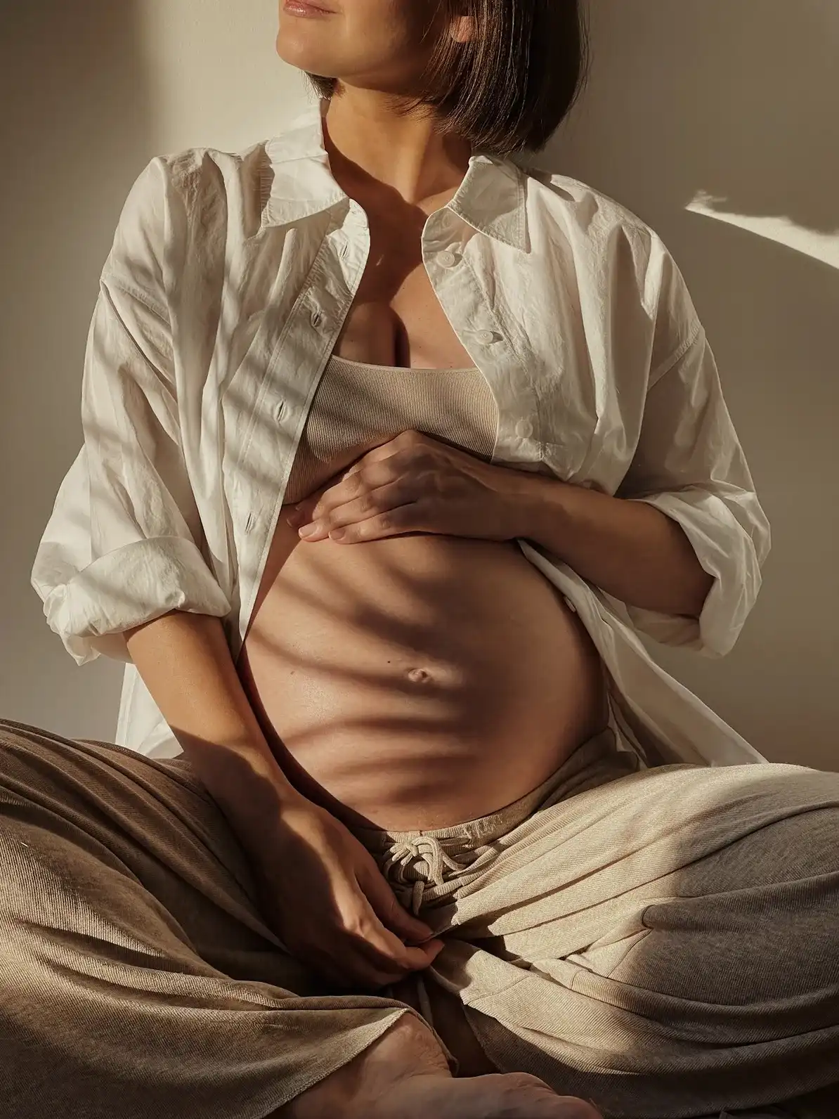 Femme enceinte qui tient son ventre